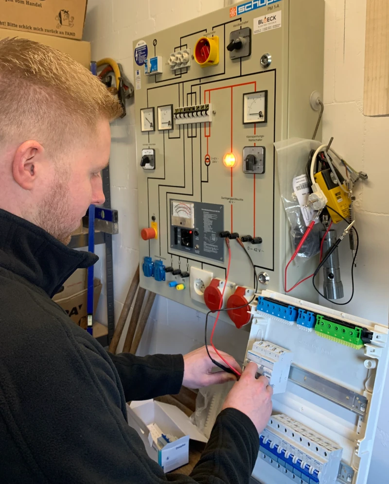 Elektroniker am Messen